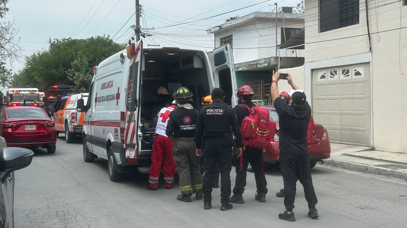 Vecinos rescatan a tres menores tras incendio en Monterrey