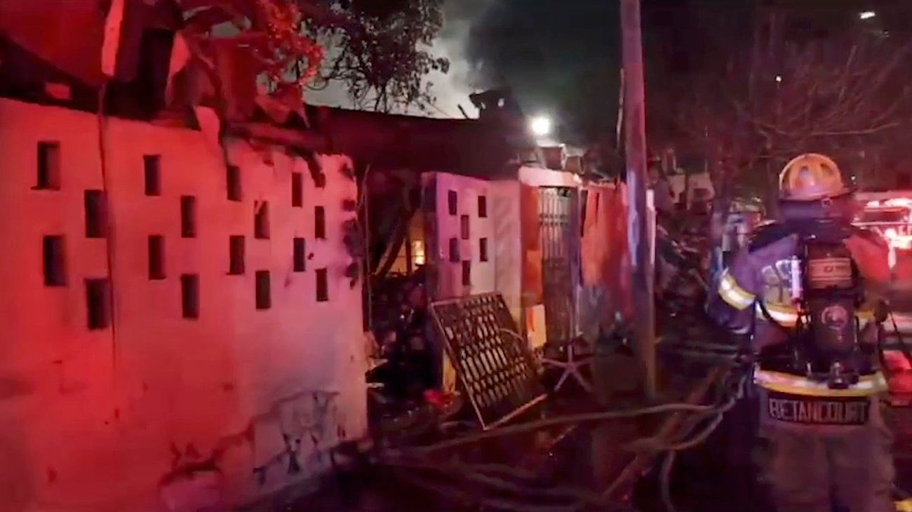 Consume incendio casa y un tejaban en colonia Zapata