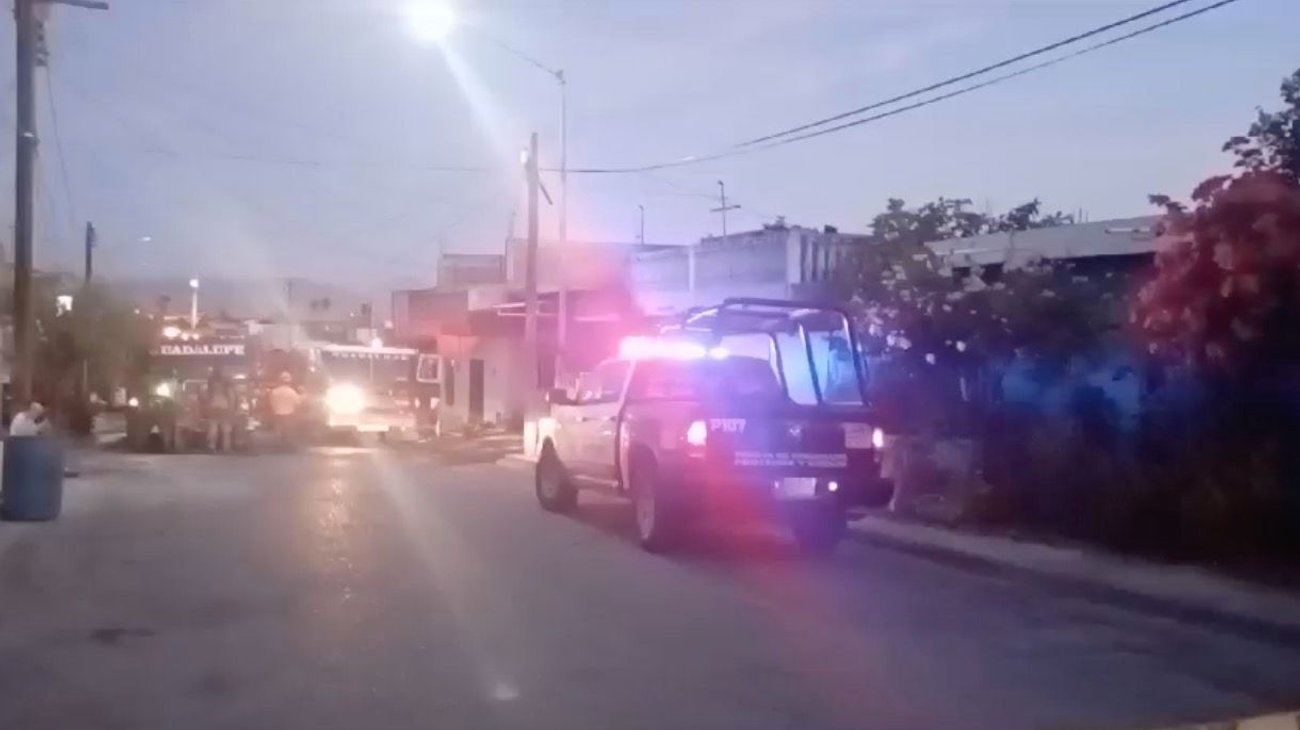 Mueren dos personas durante incendio en tapicería