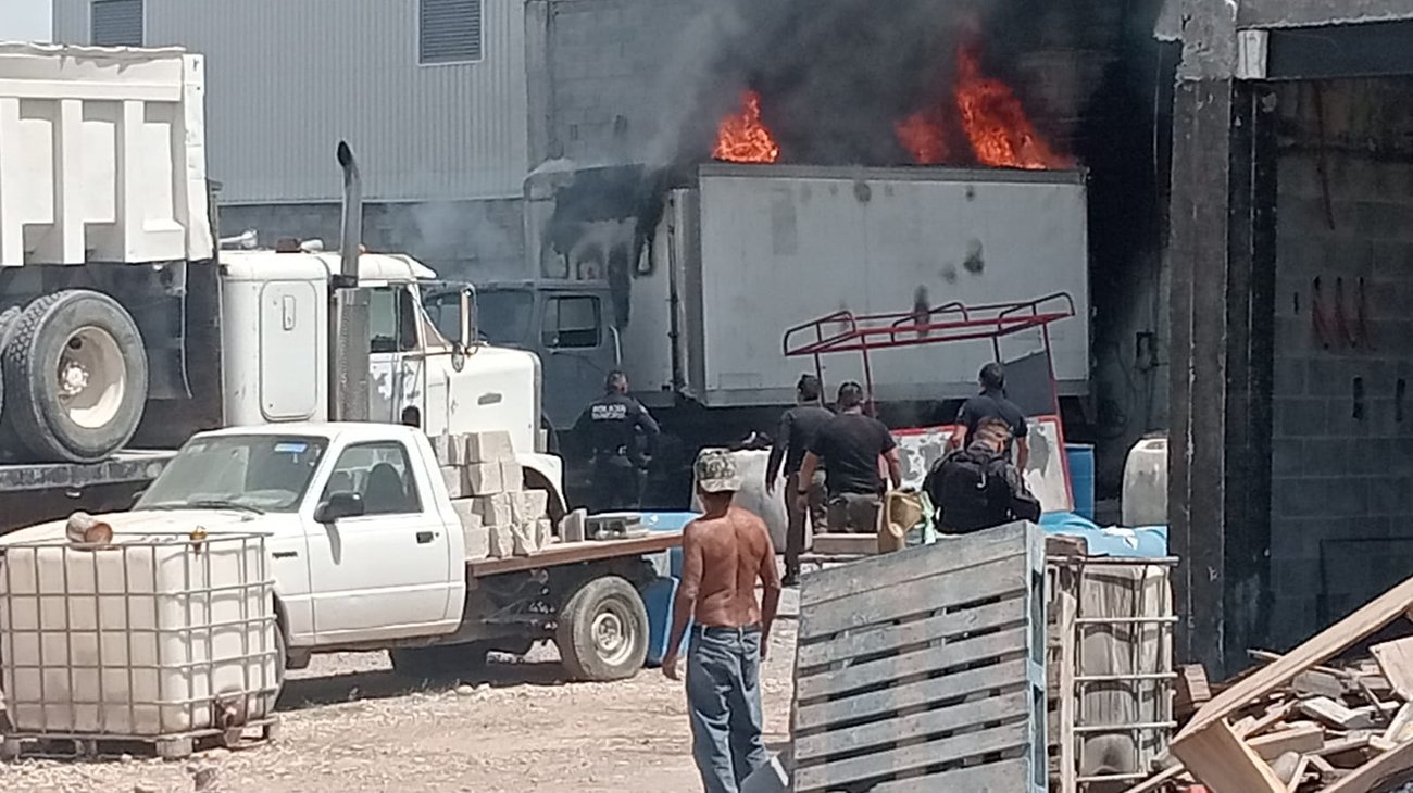 Incendio consume vivienda improvisada en Saltillo