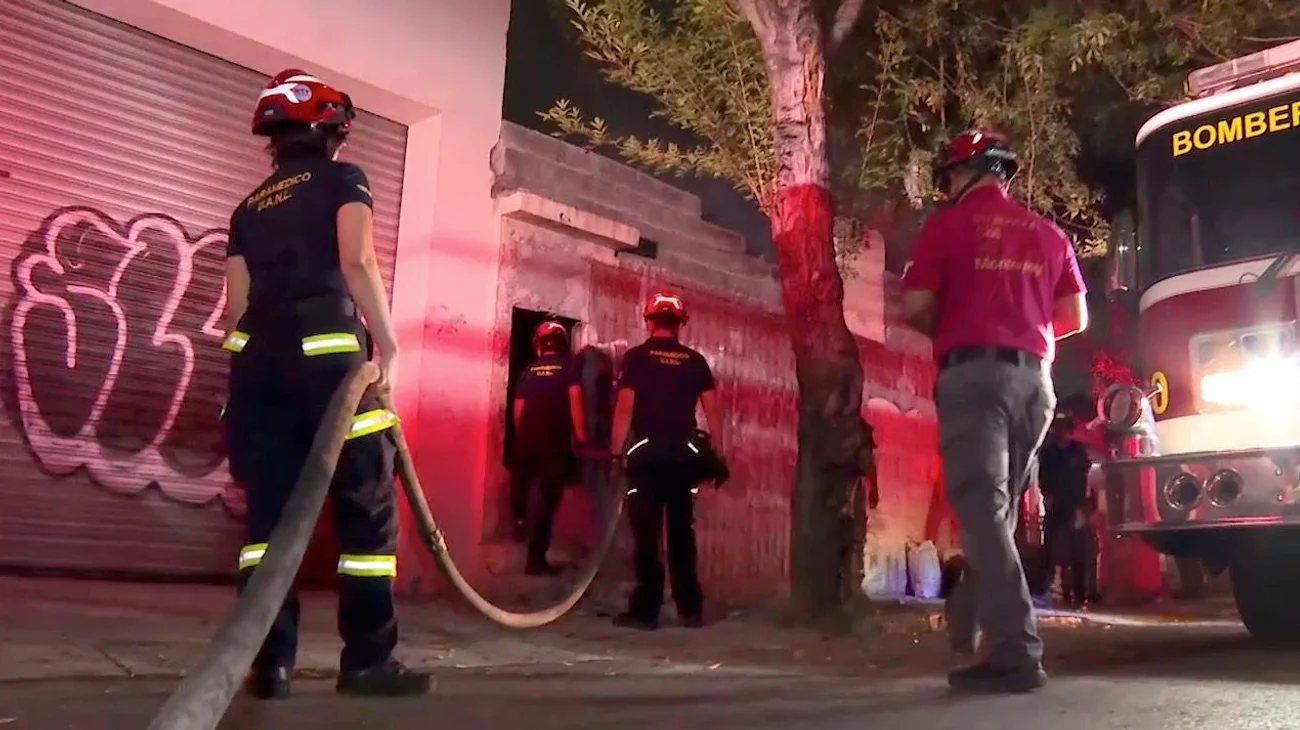 Se incendia casa abandonada en colonia Mitras Centro