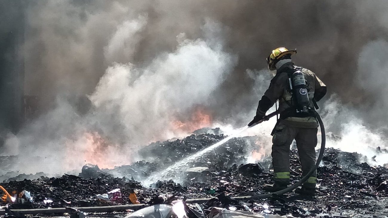 Queman cobre y provocan incendio en fábrica abandonada