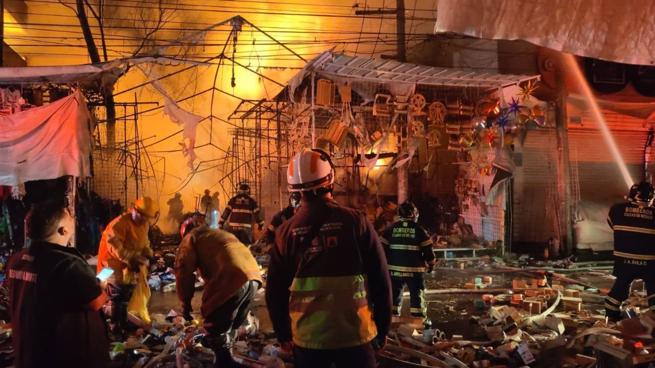 Incendio arrasa con más de 100 puestos ambulantes en CDMX