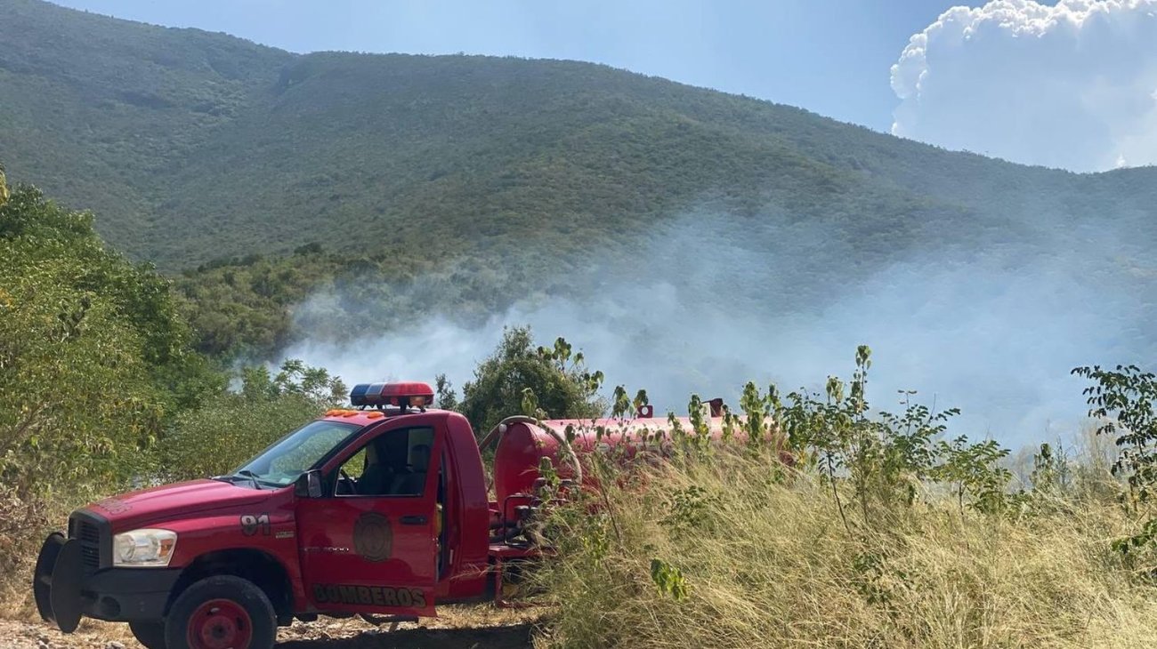 Controlan incendio en faldas del Cerro de la Silla