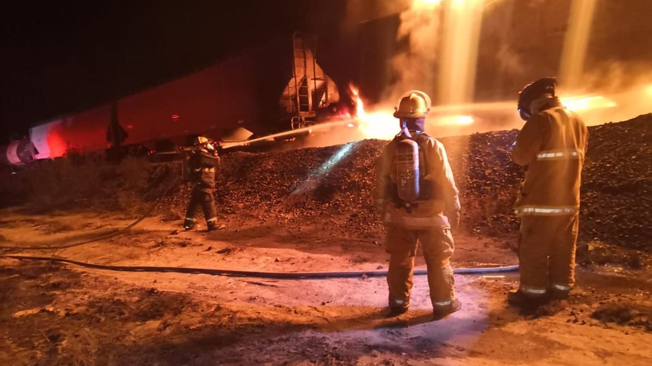 Controlan fuego en ejido Anhelo tras chocar tráiler y tren