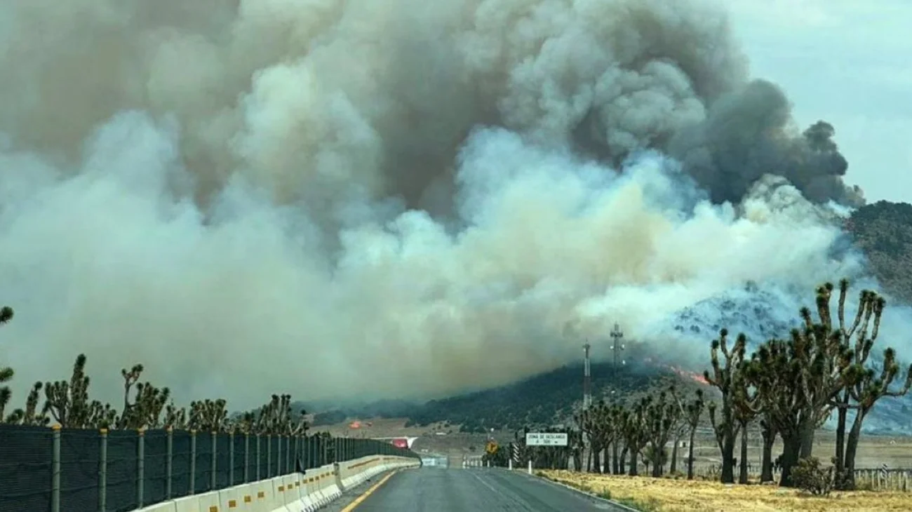 Se intensifica incendio forestal en Huachichil; cierran autopista