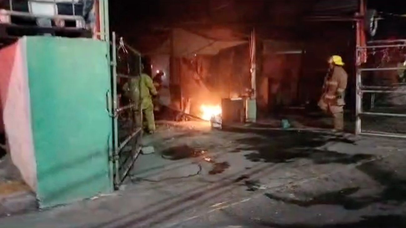 Incendio consume vulcanizadora en Santa Catarina