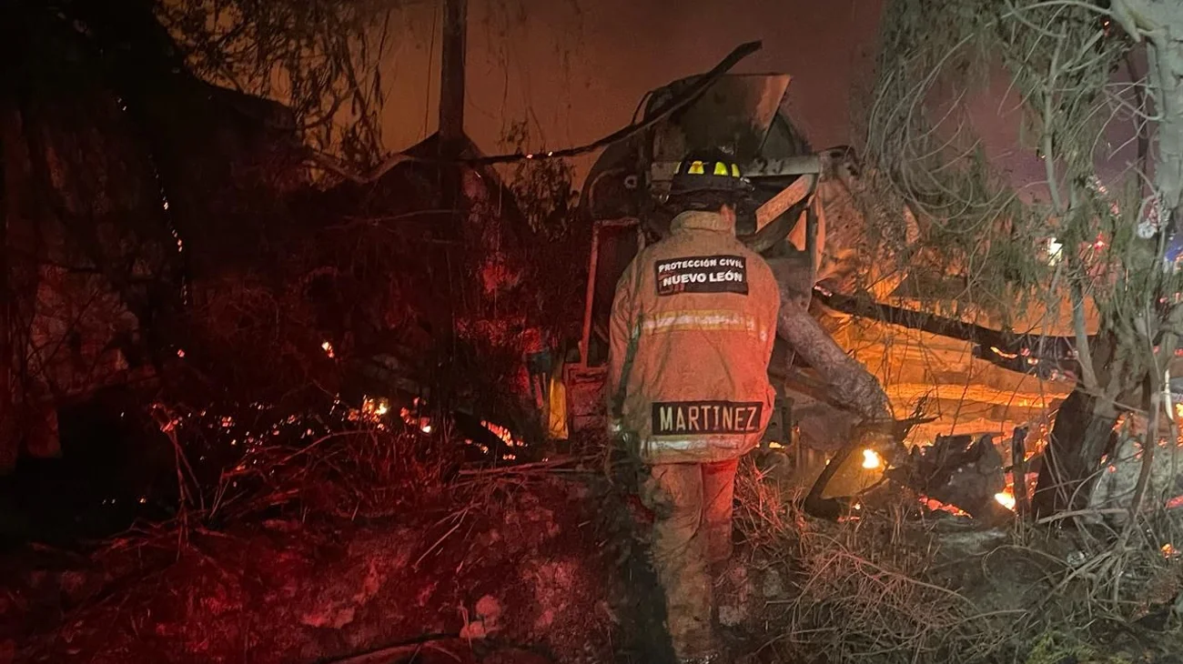 Incendio arrasa corralón en El Carmen; 50 autos quedan calcinados