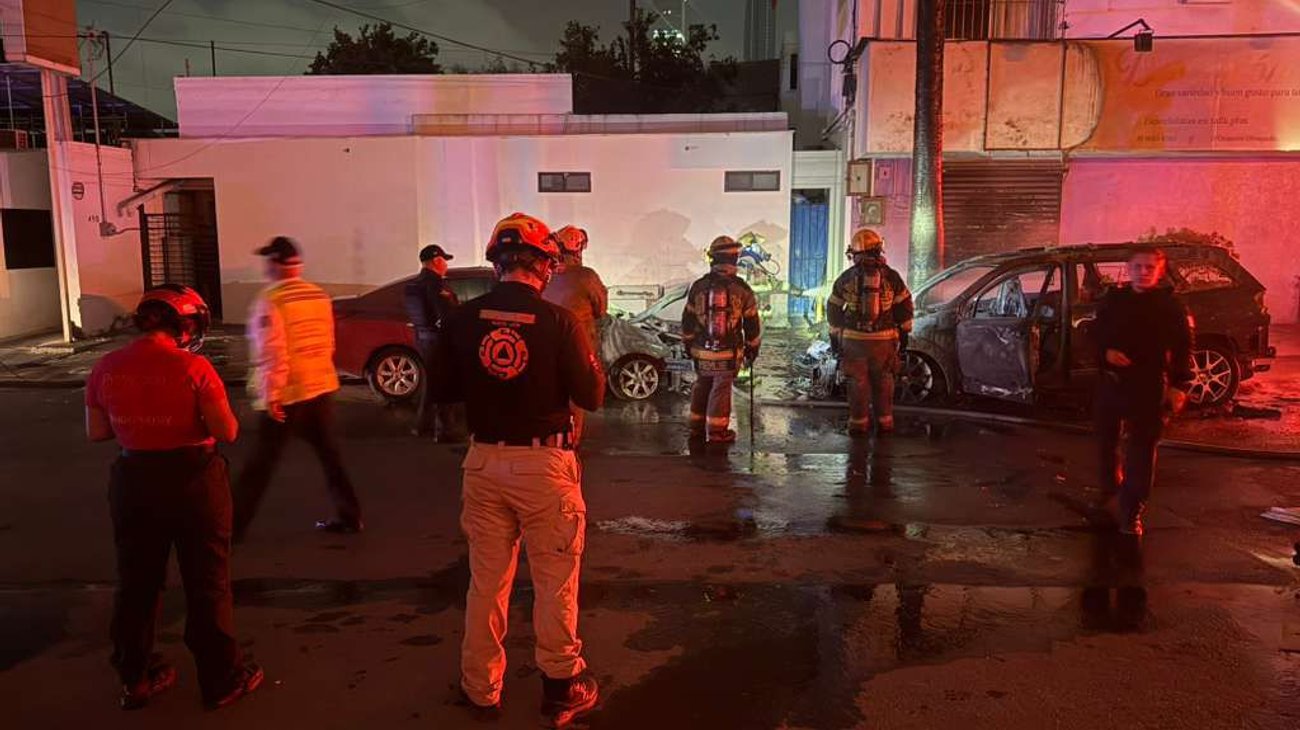 Incendio de cables alcanza tres vehículos y negocio en Monterrey