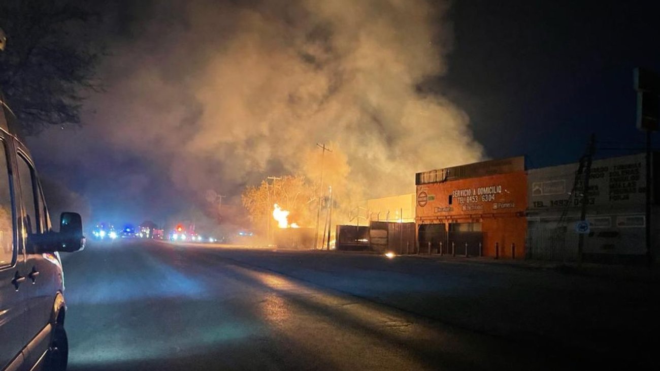Incendio destruye almacén de tarimas en Guadalupe