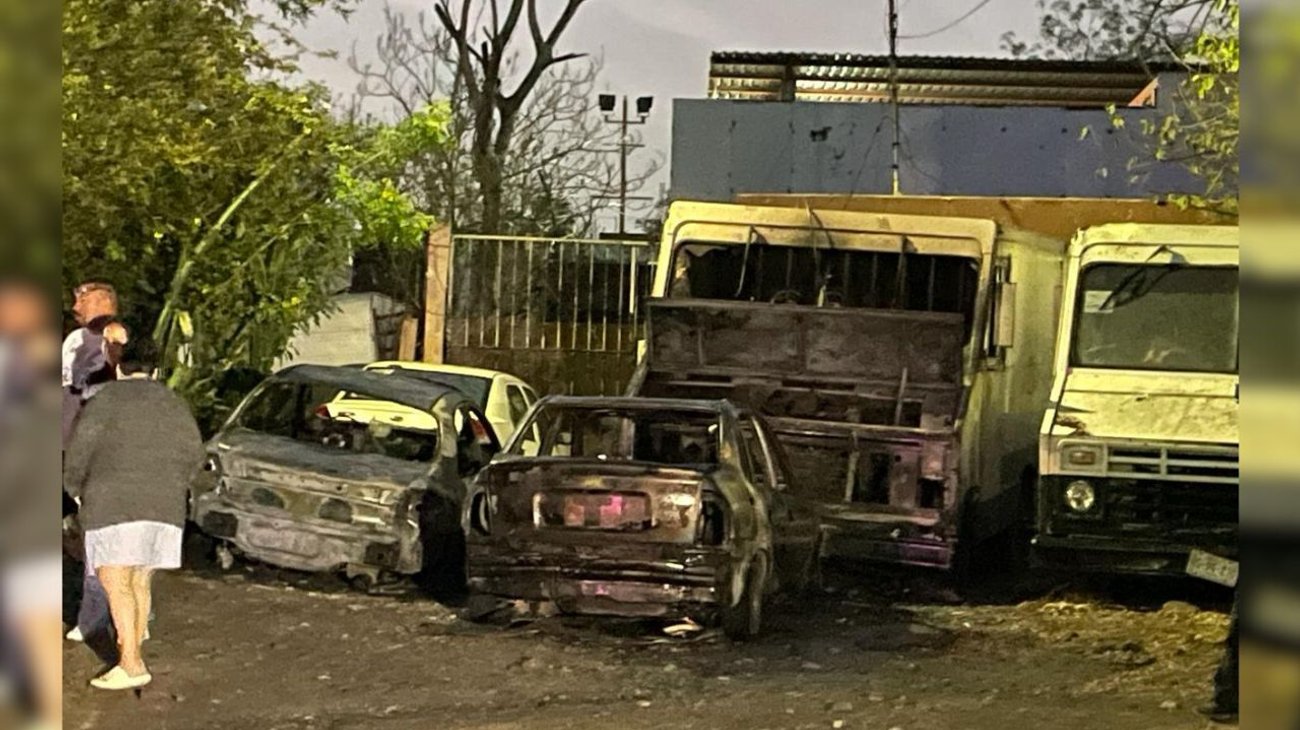 incendio_destruye_vehiculos_en_san_nicolas_f1da2451e2