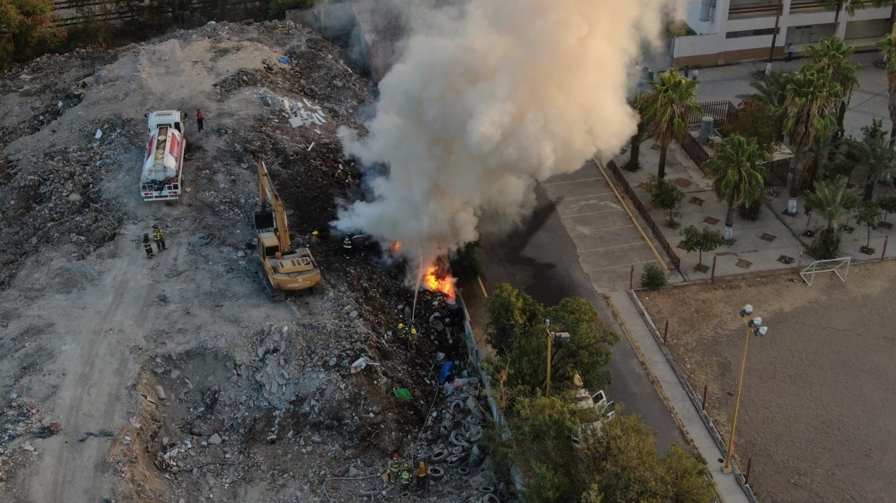 Controlan incendio y suspenden clases en prepa Álvaro Obregón