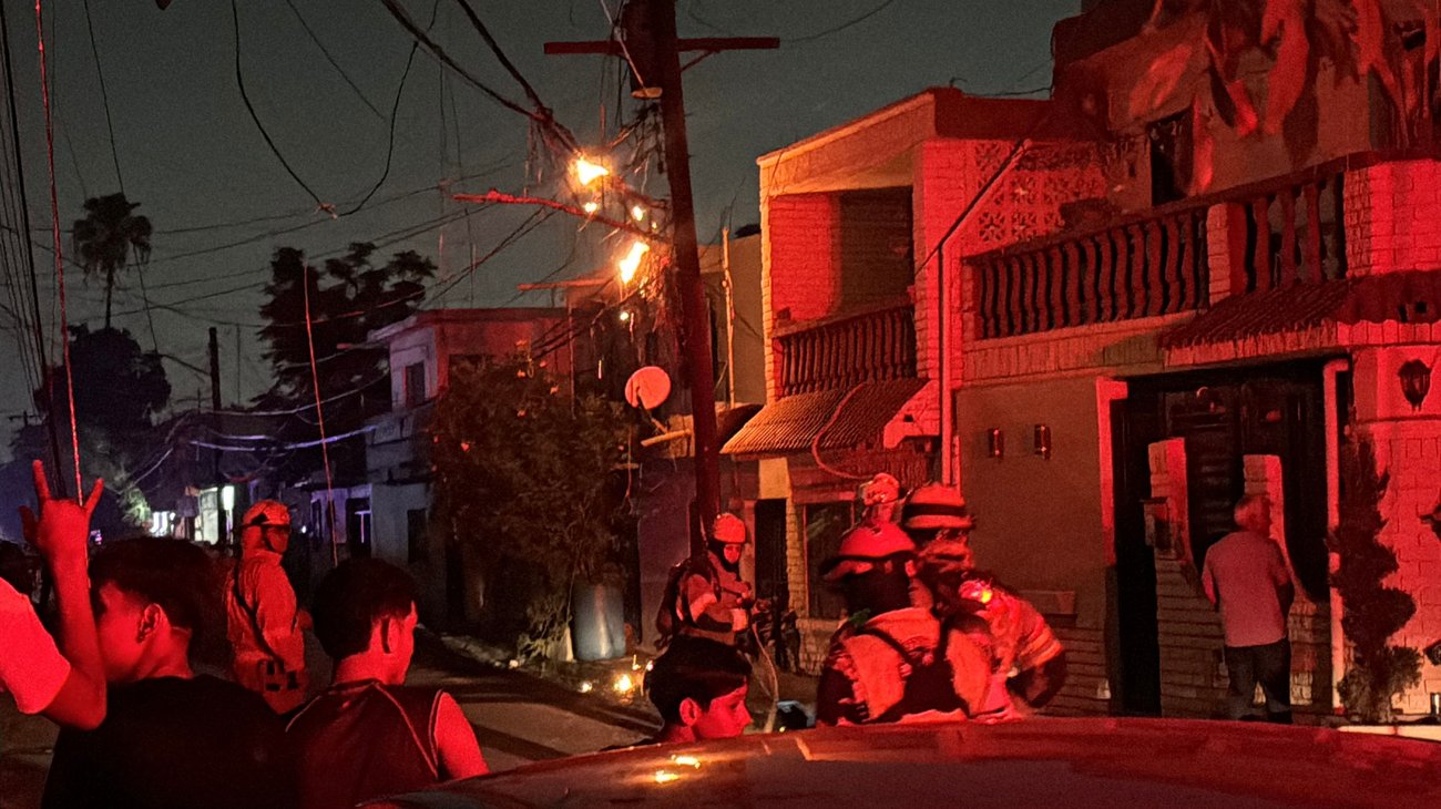 Cortocircuito causa incendio y deja sin luz colonia regia