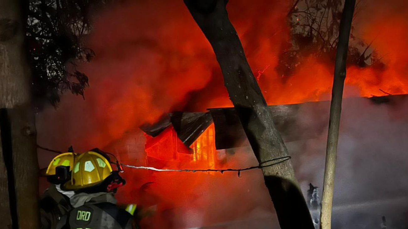 Incendio presuntamente provocado consume vivienda en Escobedo