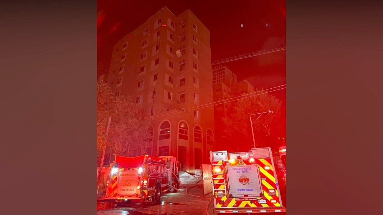 Se registra incendio en azotea de edificio en San Pedro