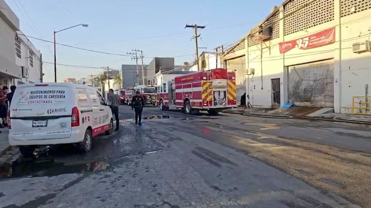 Controlan incendio en empresa de café; consume tres bodegas