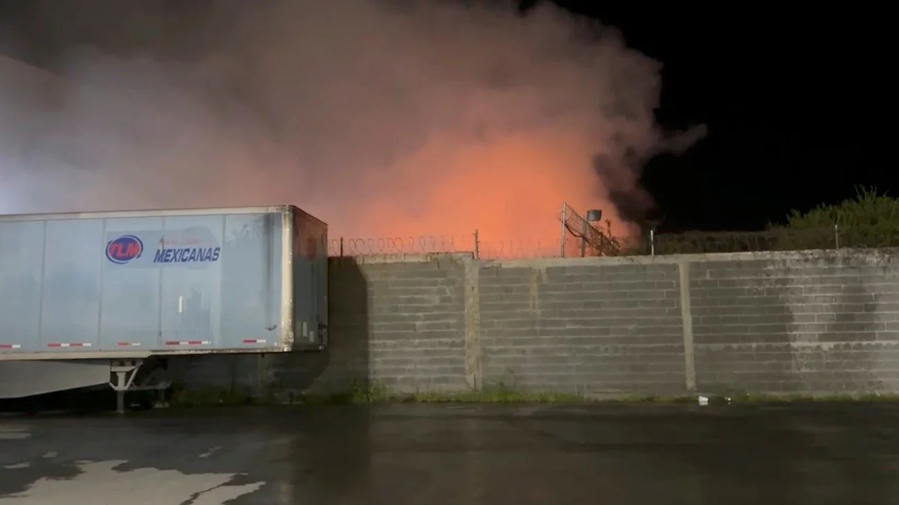 Incendio en patio de empresa moviliza a cuerpos de emergencia