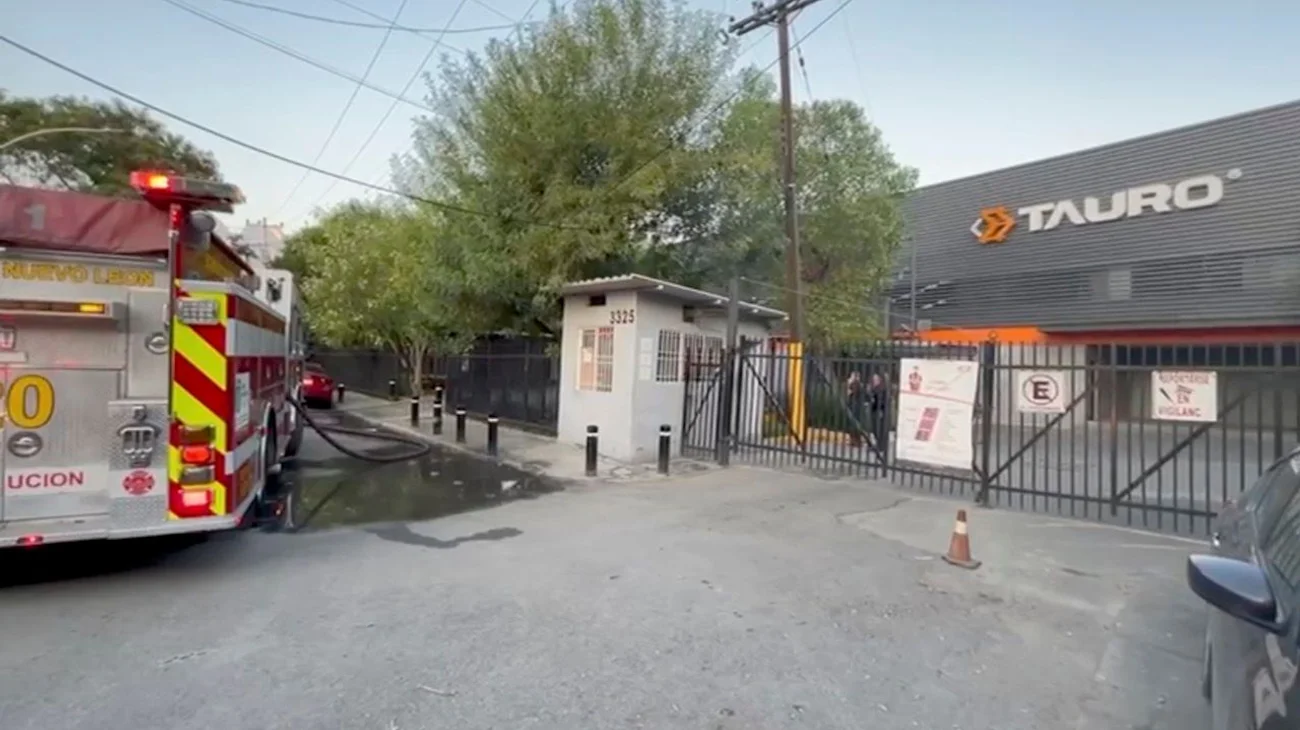 Desalojan a 8 empleados tras incendio en fábrica