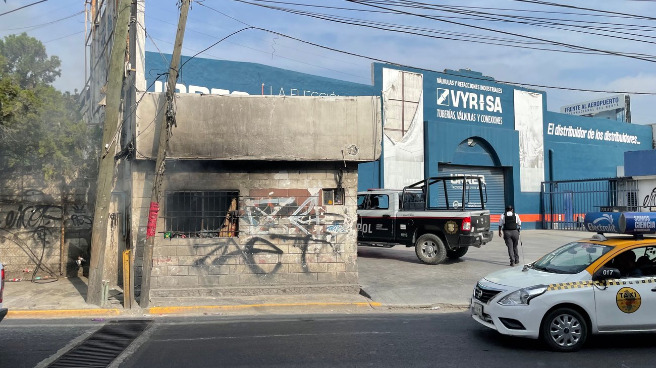 Moviliza incendio en predio abandonado en Escobedo