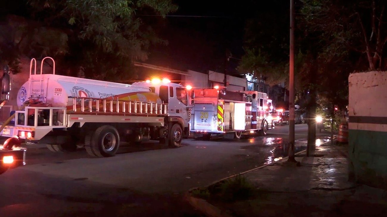 Se incendian tarimas y madera en fábrica de Col. Vidriera