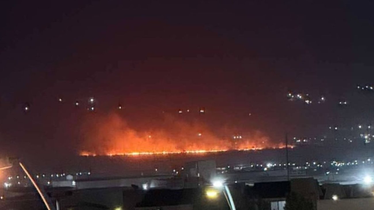 Intensas llamas en lote baldío alarman a vecinos en García