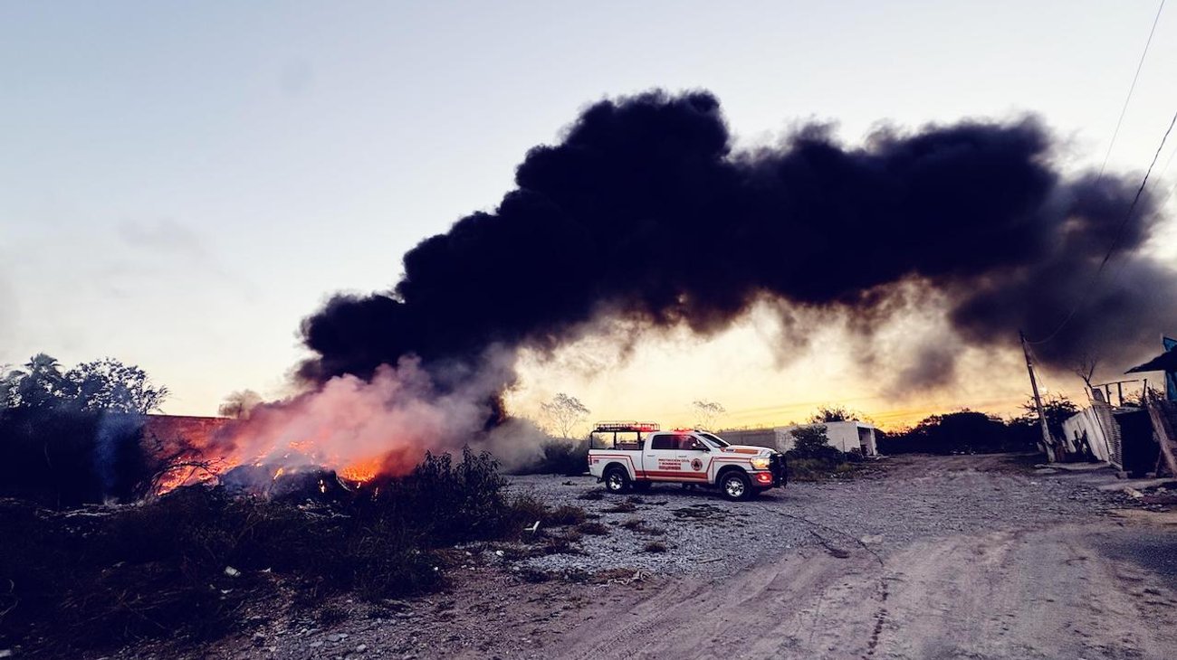 Se registra incendio de llantas en terreno baldío de Juárez