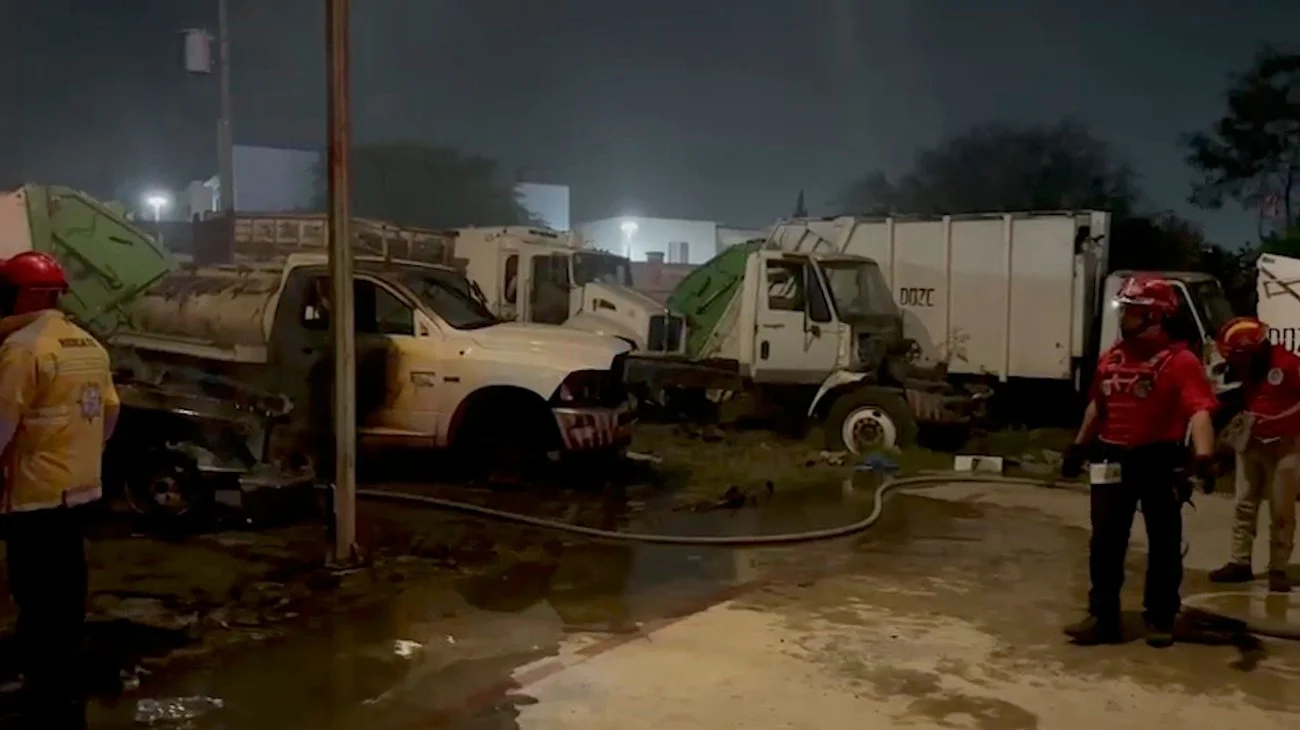 Incendio arrasa con 10 vehículos en lote de unidades de Monterrey