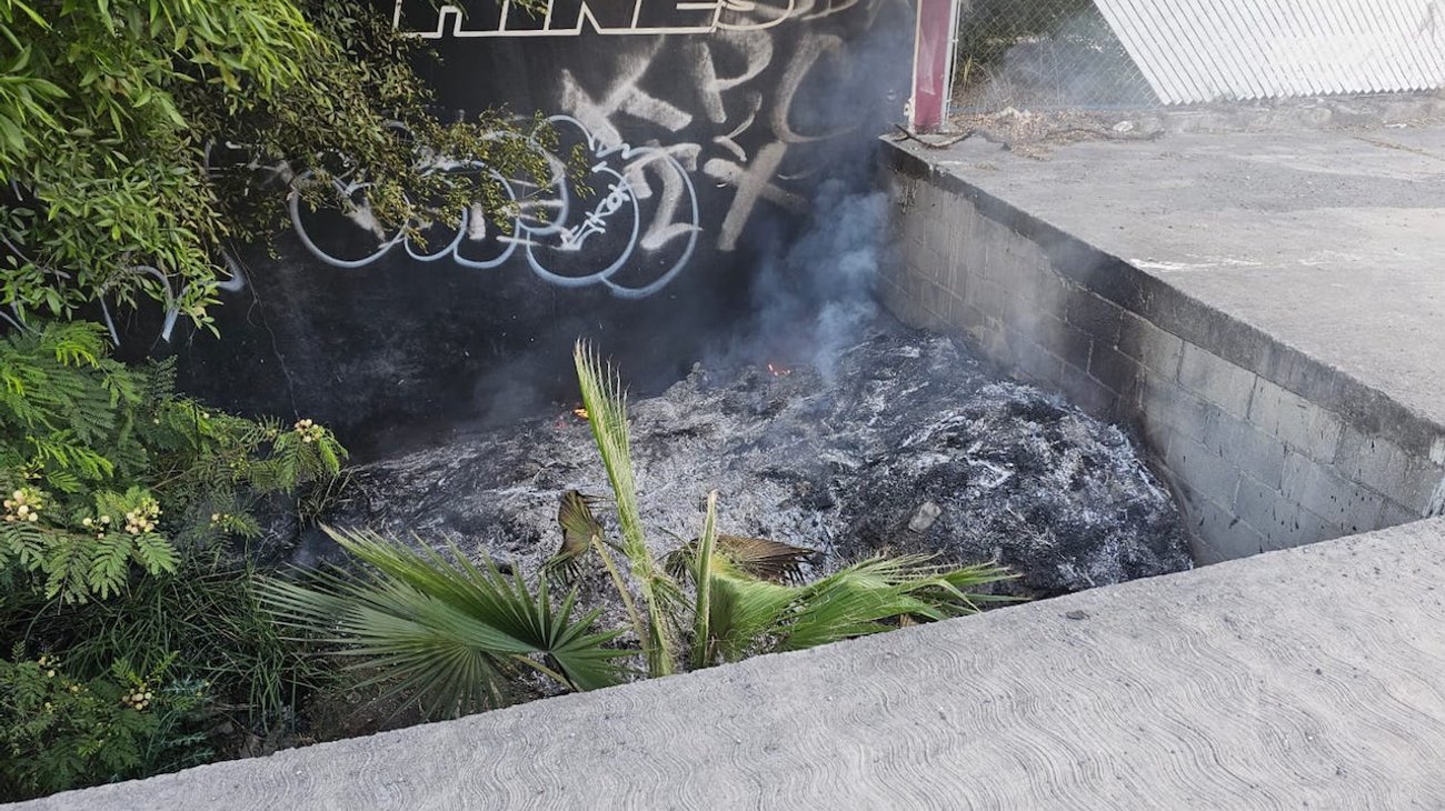 Se incendia maleza en terreno baldío de Carretera Nacional