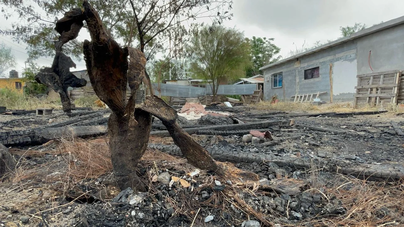 Joven madre pierde su hogar en incendio; vecinos evitan tragedia