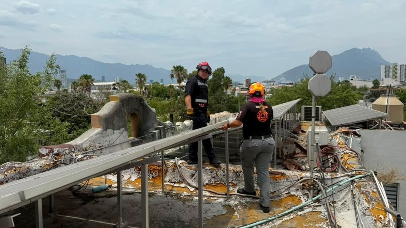 Falla en sistema de paneles solares provoca incendio en negocio