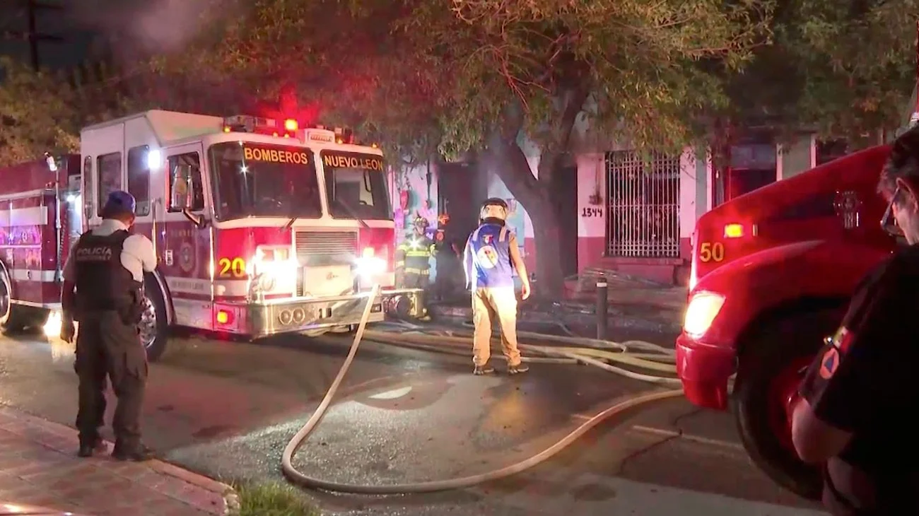 Consume incendio edificio de tres pisos en el Centro