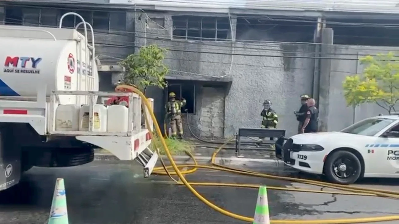 Incendio afecta estructura de edificio en colonia Buenos Aires