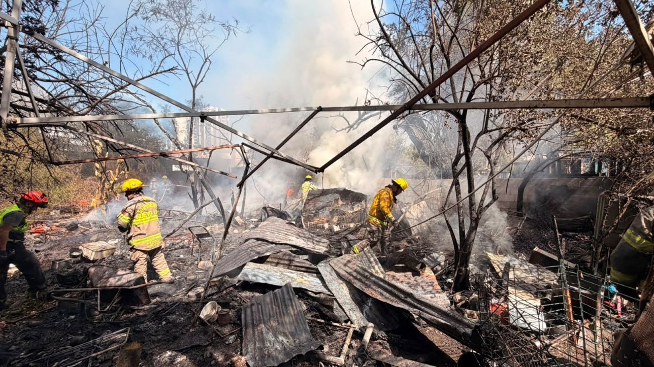 Incendio en patio de domicilio moviliza a cuerpos de emergencia