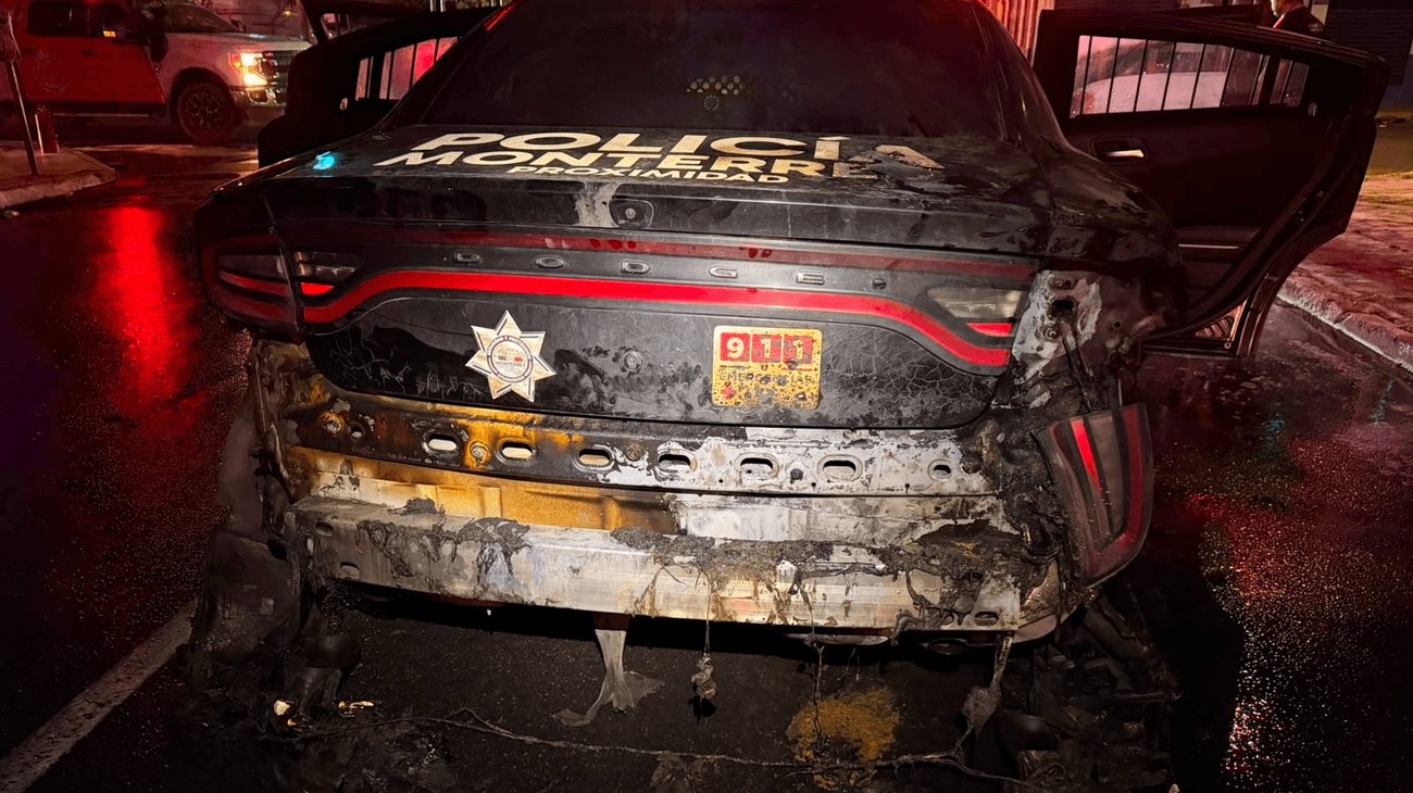 Arde patrulla de Policía de Monterrey en el centro de la ciudad