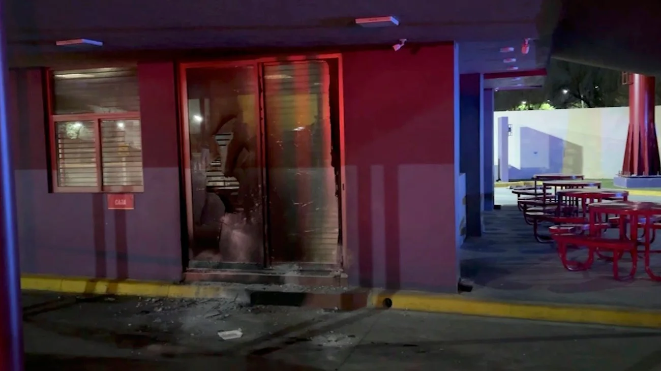 Atacan con bomba incendiaria negocio de pollos asados