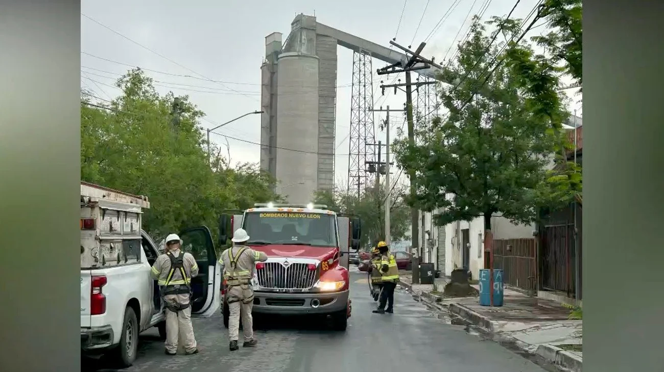 Incendio de poste deja sin luz a vecinos de la colonia Victoria