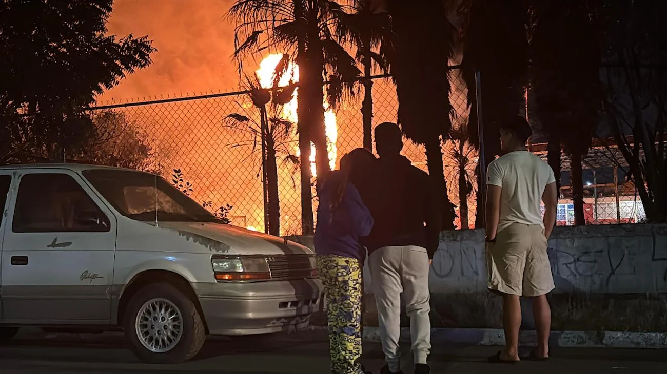 Incendio en primaria de San Nicolás moviliza a bomberos