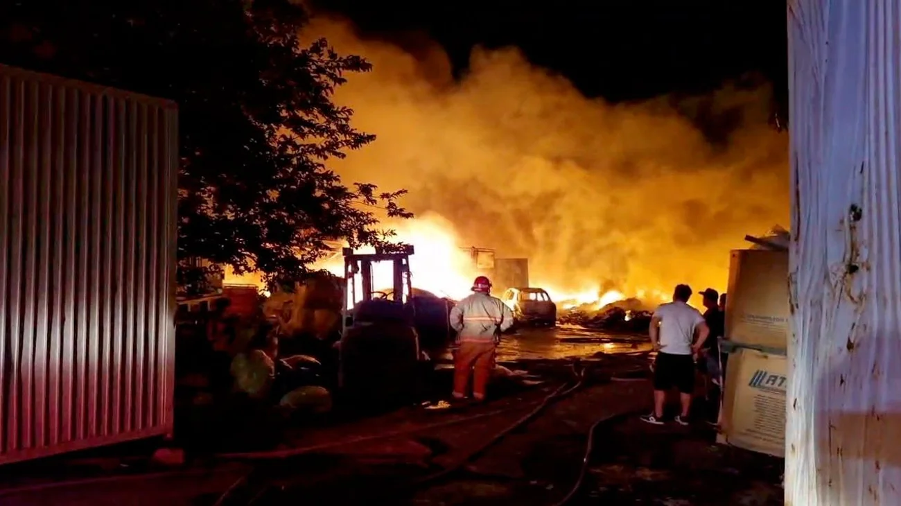 Evacuan a 100 personas por incendio en recicladora en Guadalupe