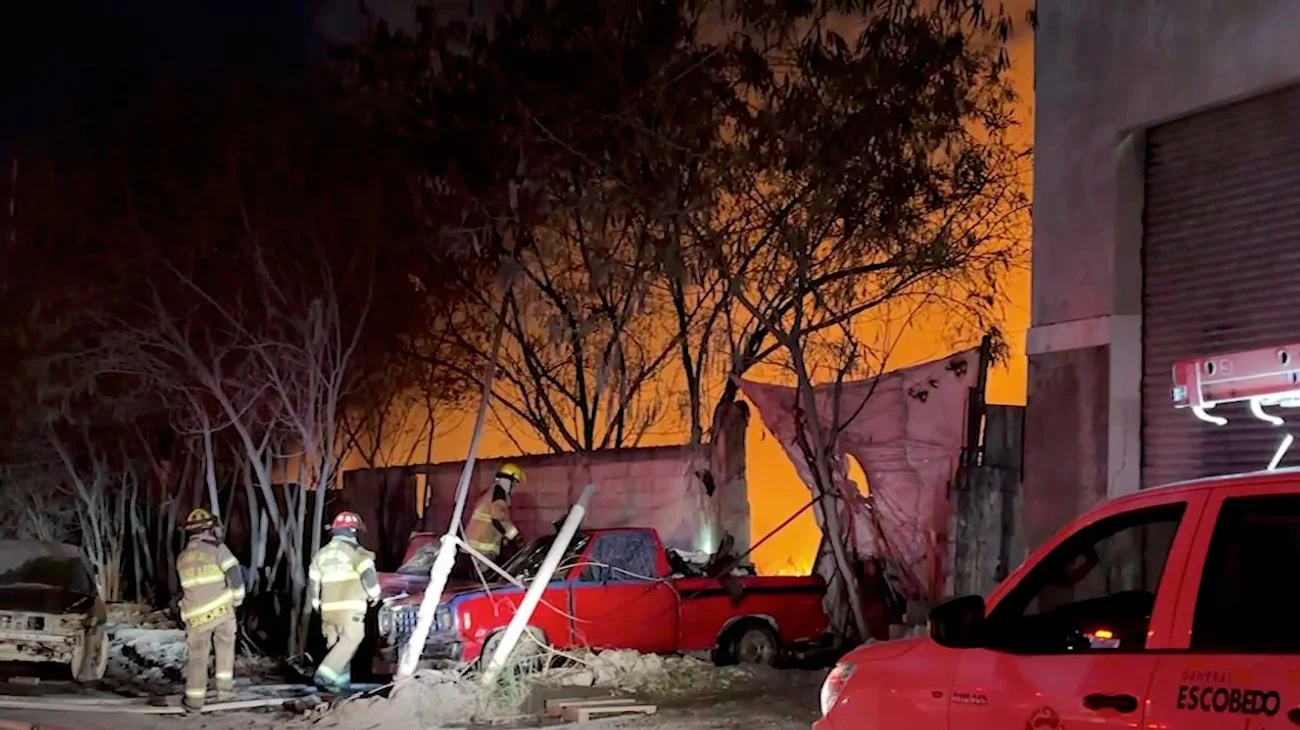 Se incendia recicladora de plásticos en Escobedo