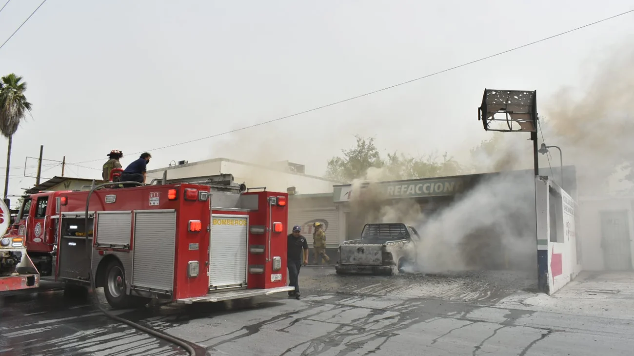 Incendio consume refaccionaria en Reynosa tras falla de auto