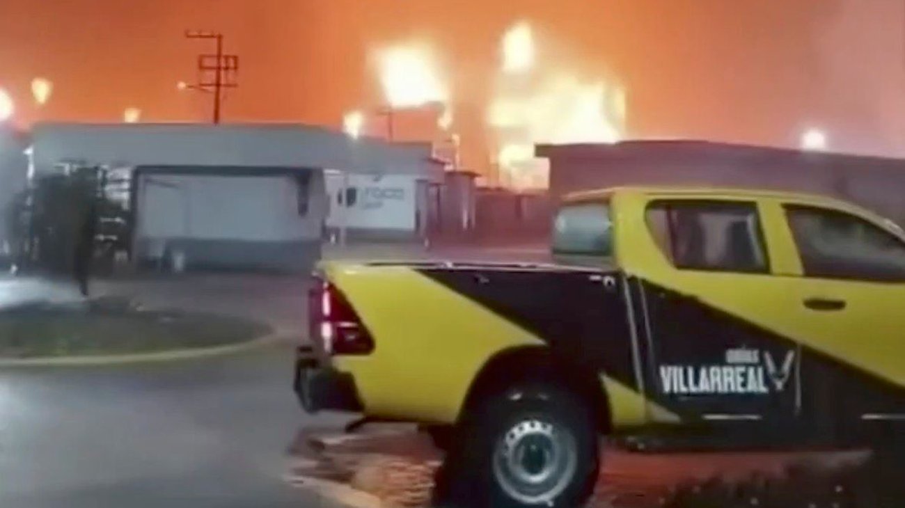 Indaga Fiscalía causas de incendio en refinería Dos Bocas