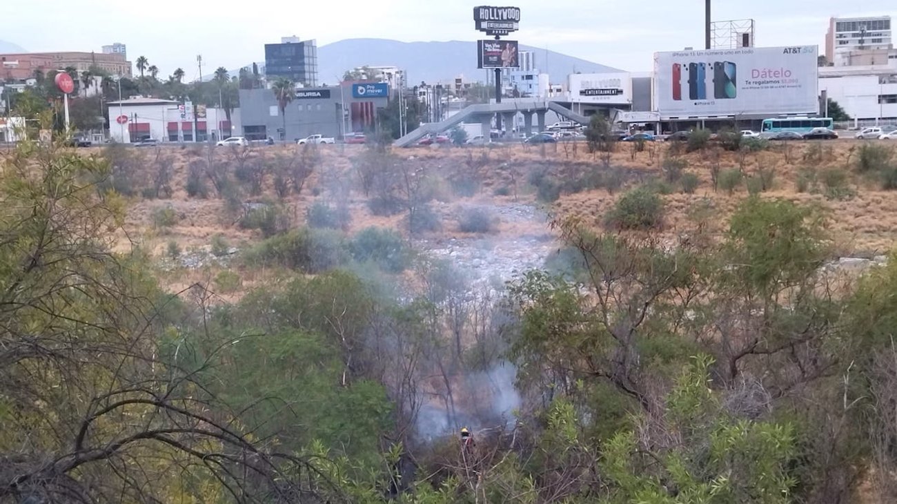 Registra lecho del río Santa Catarina nuevo incendio