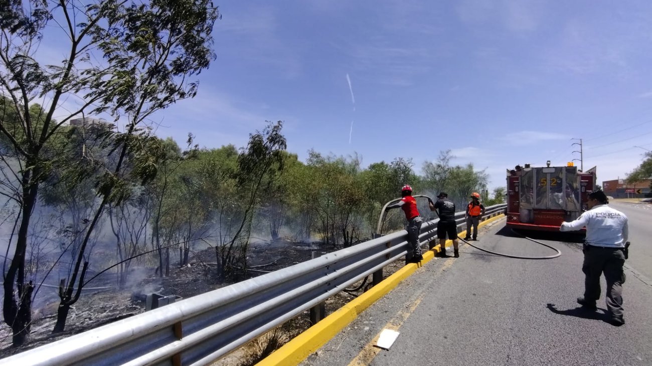 Se incendia otra vez río Santa Catarina, en Monterrey