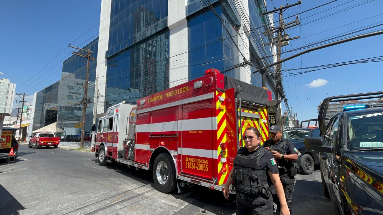 Evacúan a 150 personas del SAT en Monterrey por cortocircuito