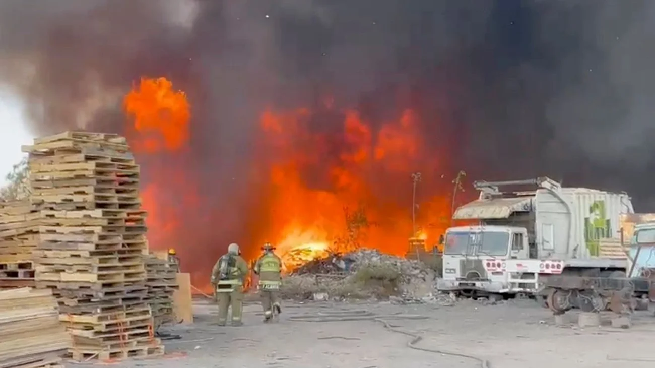 Se incendia recicladora de madera en Saltillo