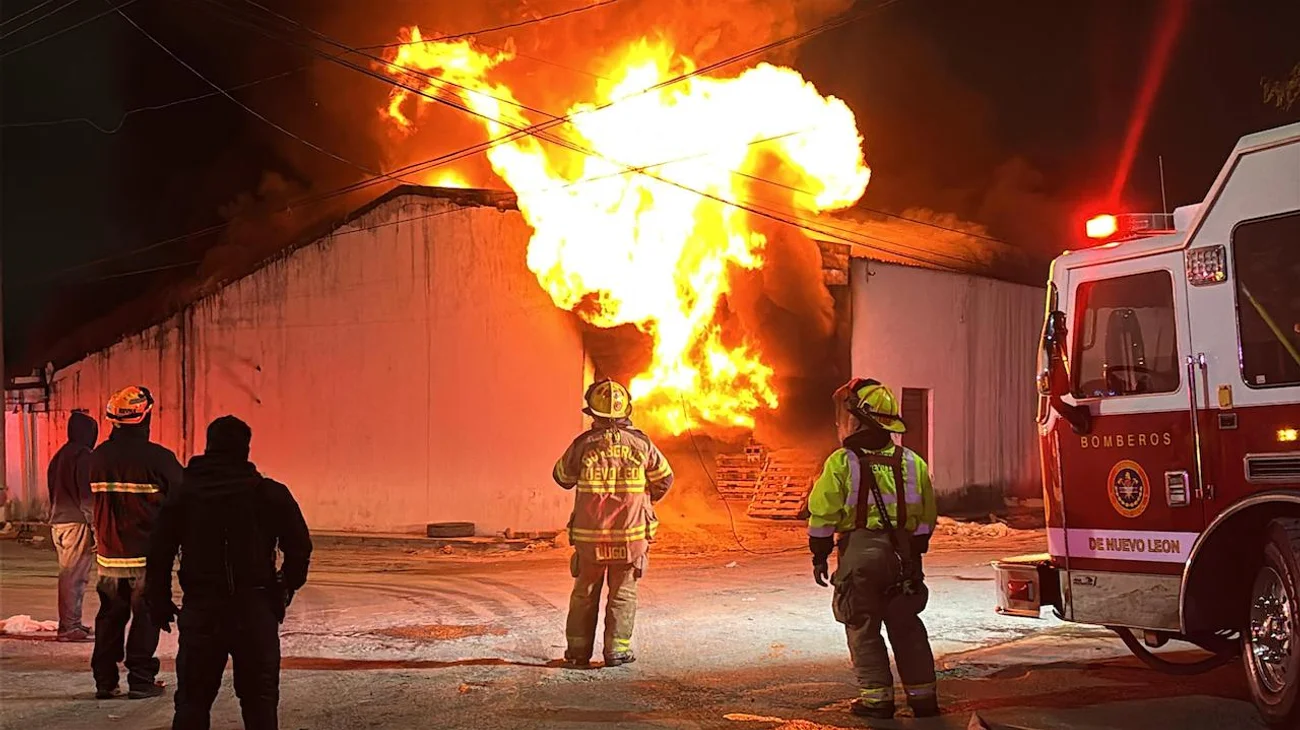 Arde tarimera en Apodaca; evacúan a cuatro personas