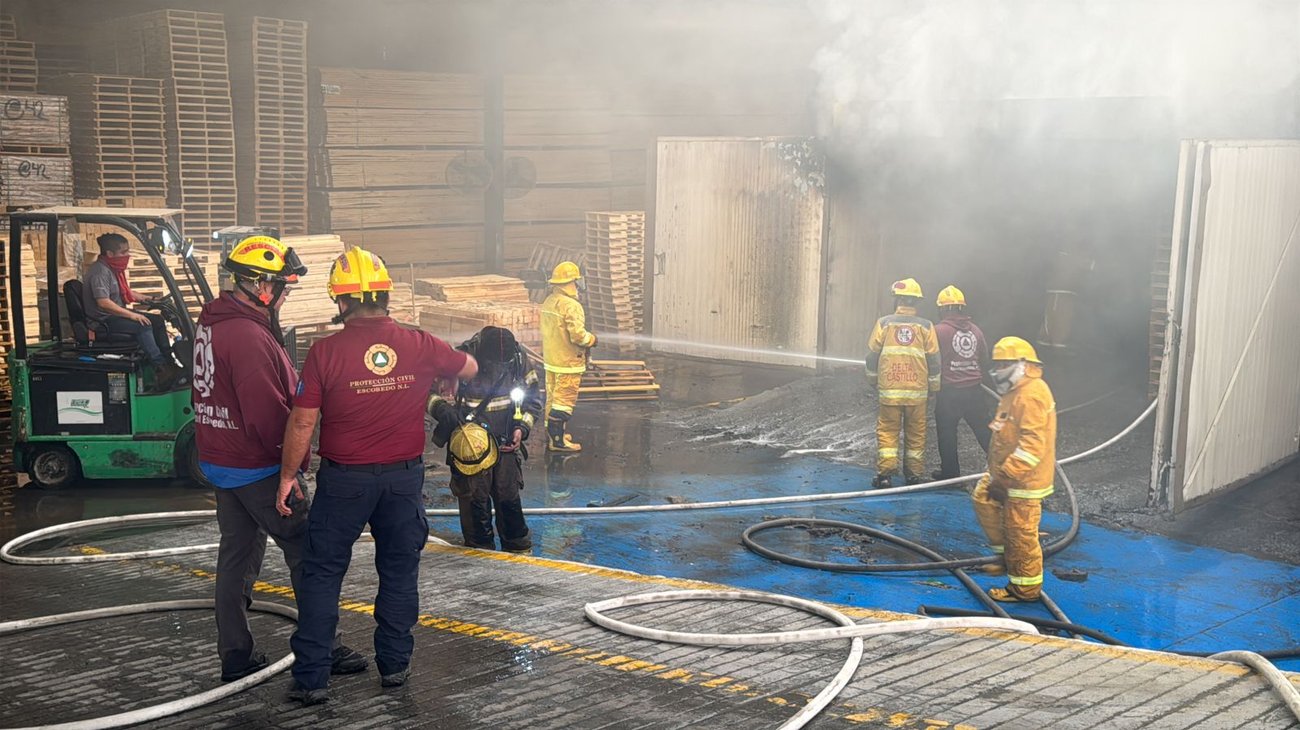 Fuerte incendio en tarimera de Escobedo deja cuatro intoxicados