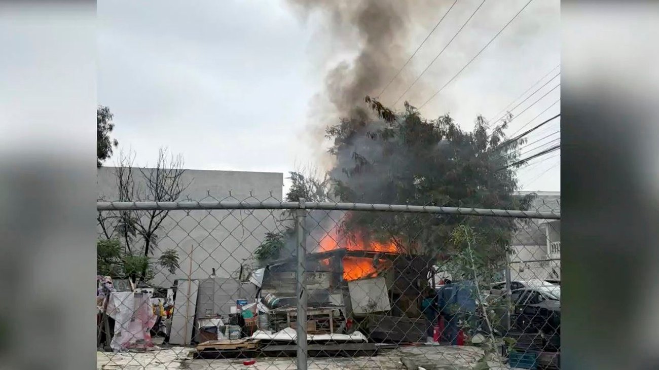 Incendio en tejabán alcanza a dos autos en la colonia Caracol