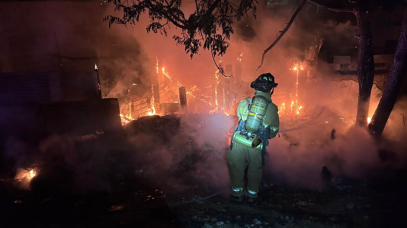 Controlan bomberos incendio de tejaban en centro de Ramos Arizpe