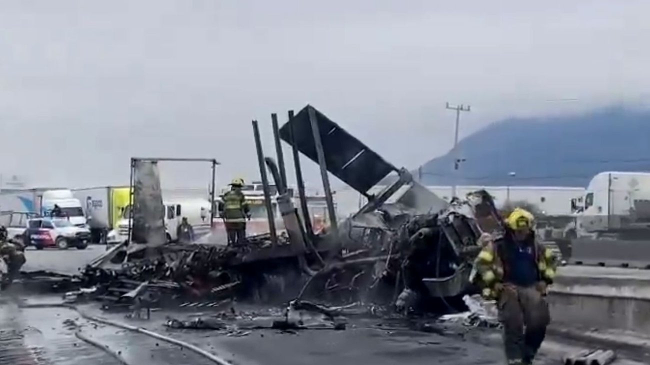 Tracto camión choca y se incendia en Escobedo